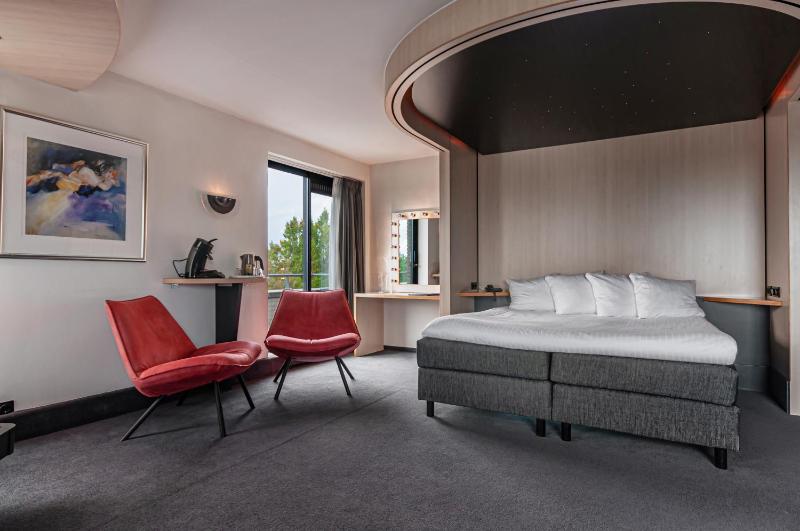 Suite with Hot Tub image 2