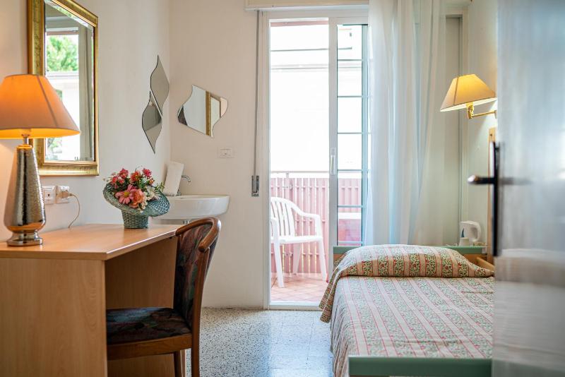 Single Room with Private External Bathroom image 2