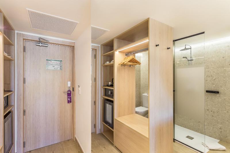 Single Room with Sea View image 3