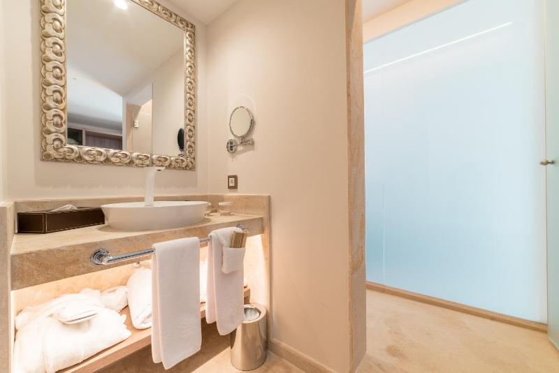 Standard Double Room image 4