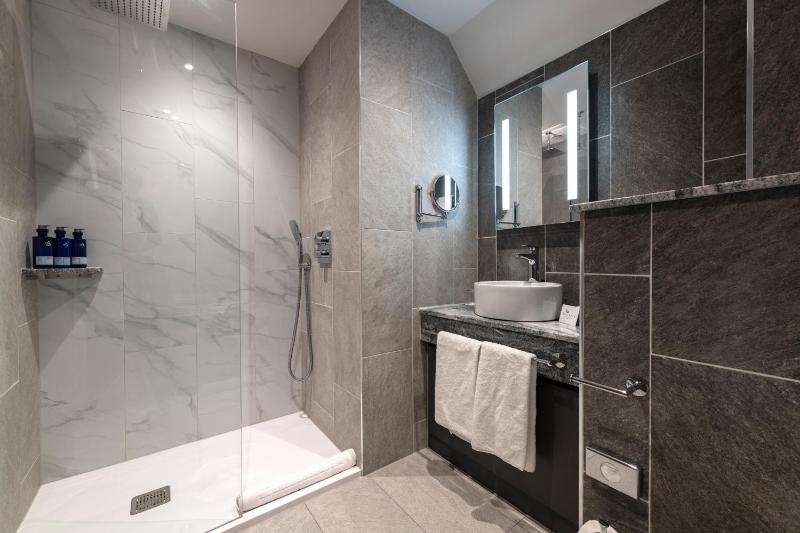 King Suite - Converts to Twin Beds image 4
