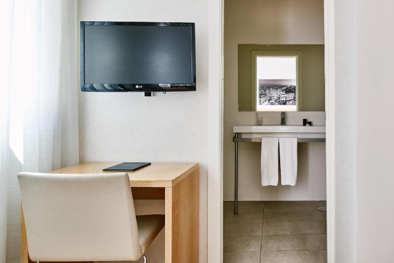 Economy Double or Twin Room image 2