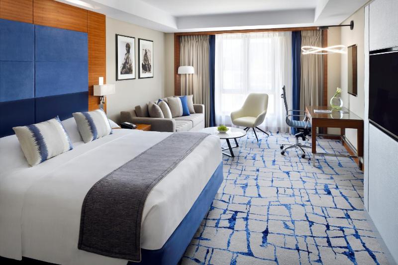 Executive Deluxe King Room - Complimentary Lounge Access image 1