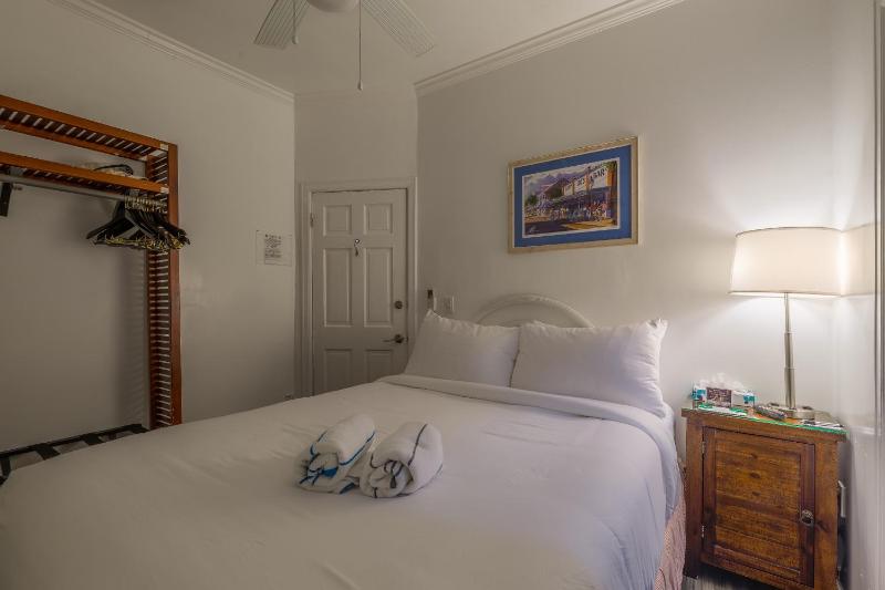 Small Queen Room image 2