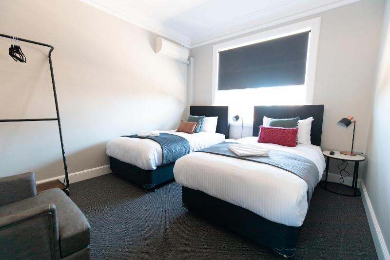 Twin Room with Shared Bathroom image 2