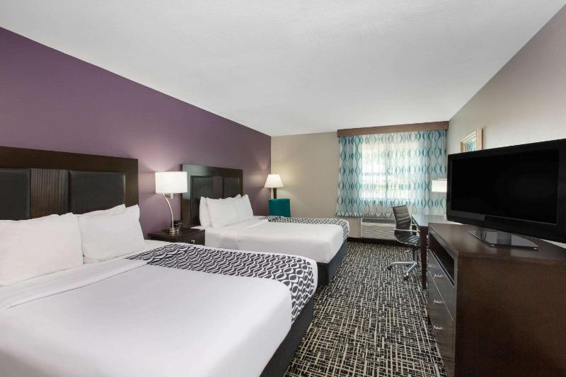 Deluxe Queen Room with Two Queen Beds image 2