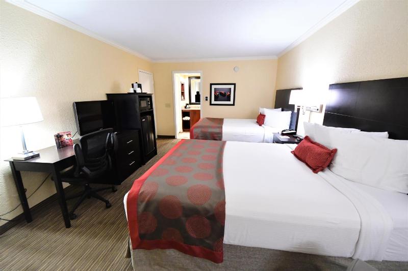 Queen Room with Two Queen Beds - Non-Smoking image 4