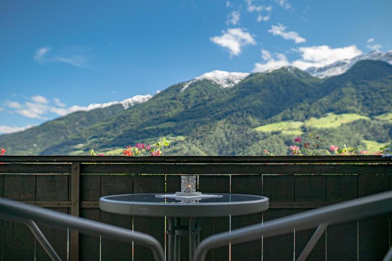 Two-Bedroom Apartment with Balcony, Living Room and Mountain View   image 4
