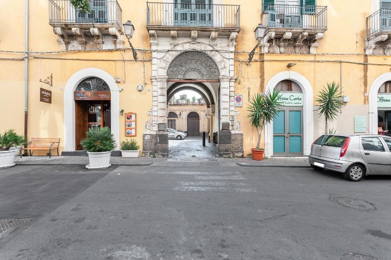 GuestHost - Catania City Center Apartment - image 2