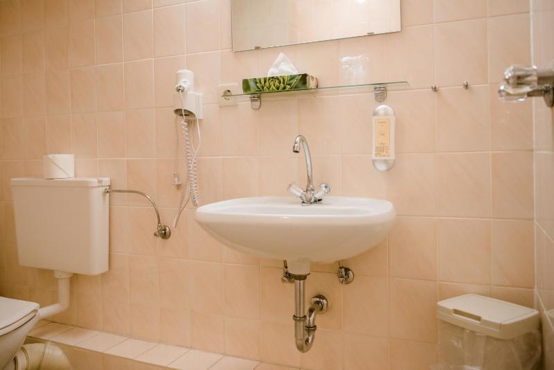 Twin Room image 2