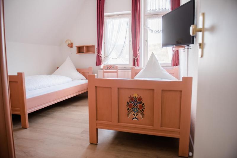 Twin Room image 3