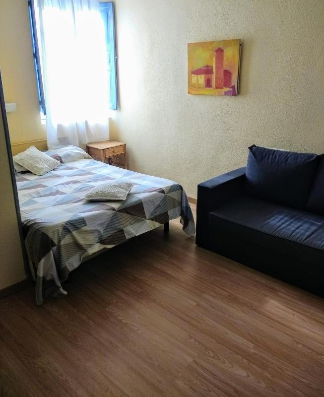 Single Room with Private Bathroom image 3