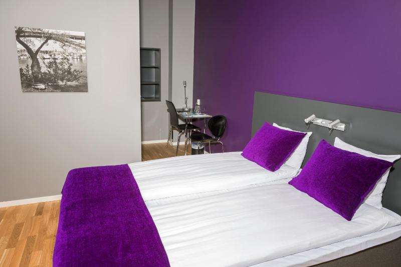 Standard Twin Room image 4