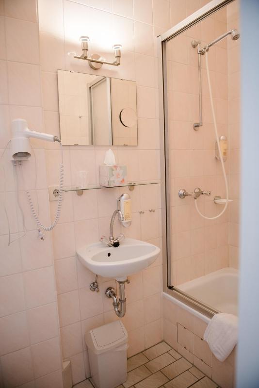 Single Room with Shower image 3