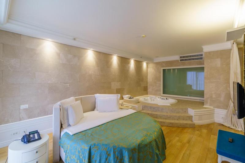 Deluxe Suite image 3