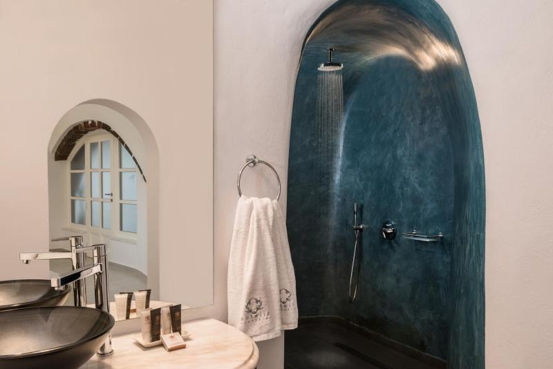 Junior Suite with Caldera View image 3