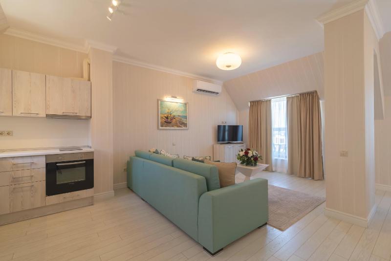 Deluxe Two-Bedroom Apartment with Sea View image 2