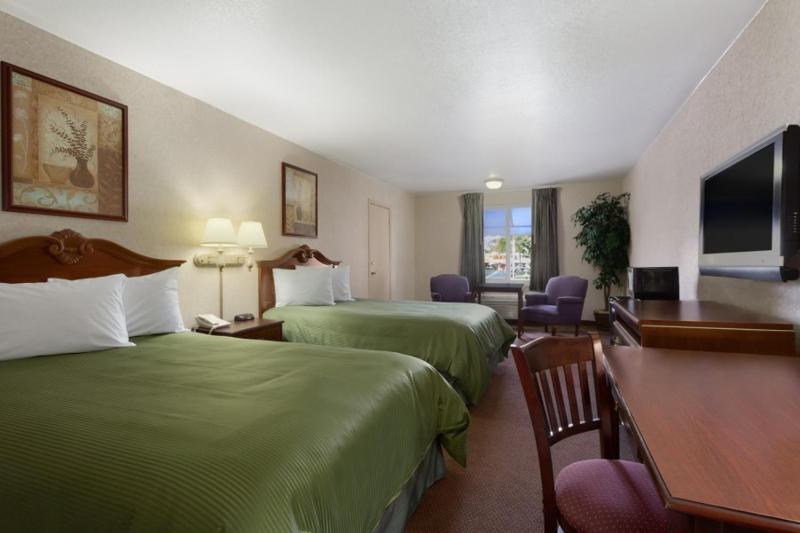 Business Double Room with Two Double Beds - Smoking image 3