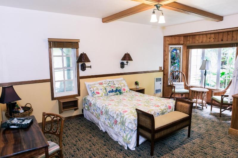 Standard King Room image 3