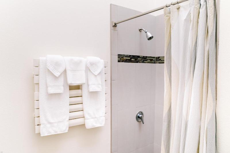Standard Twin Room image 3