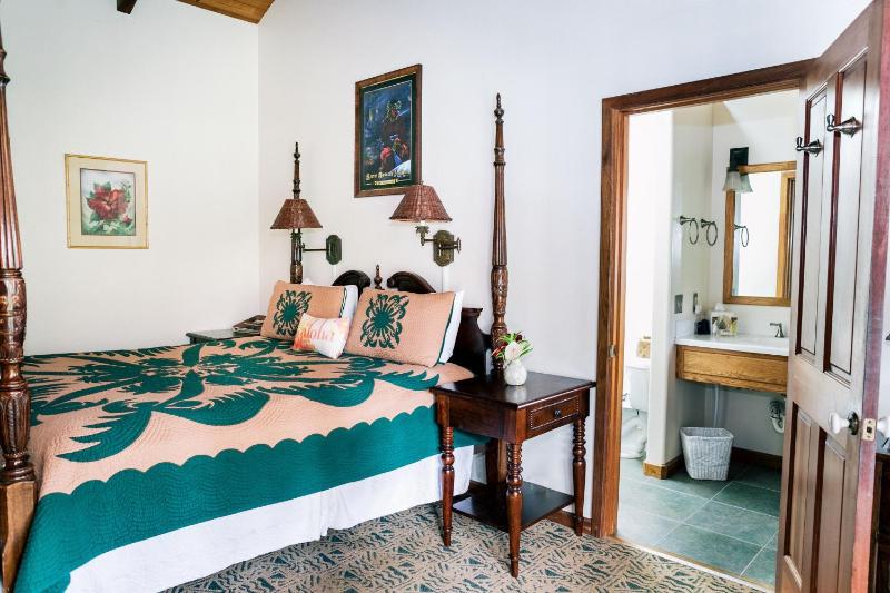 Deluxe King Room image 3