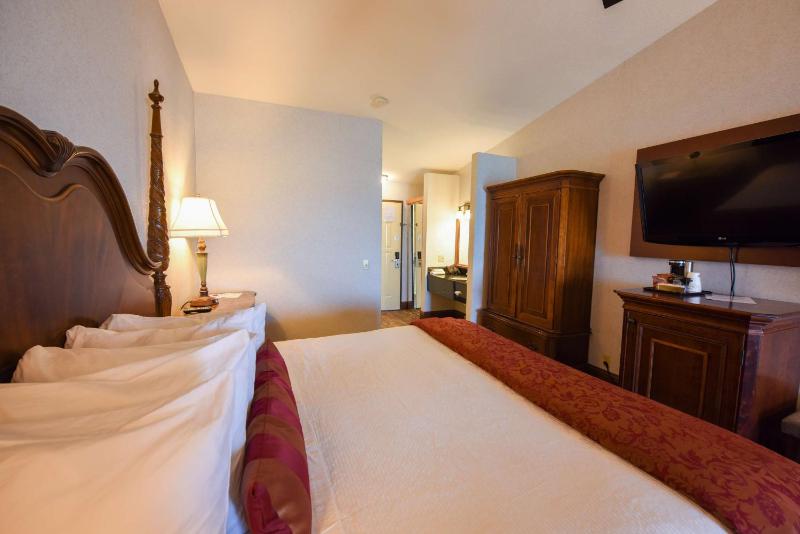 King Room with Spa Bath - Lake View image 2