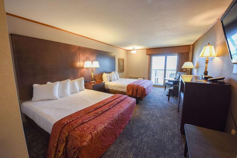 Queen Room with Two Queen Beds - Lake View image 4