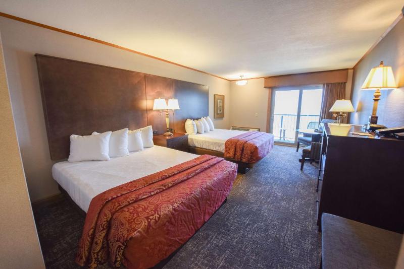 Queen Room with Two Queen Beds - Lake View image 3