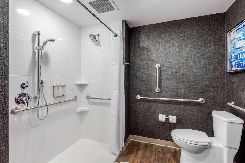 Queen Room with Two Queen Beds - Accessible/Non-Smoking  image 3