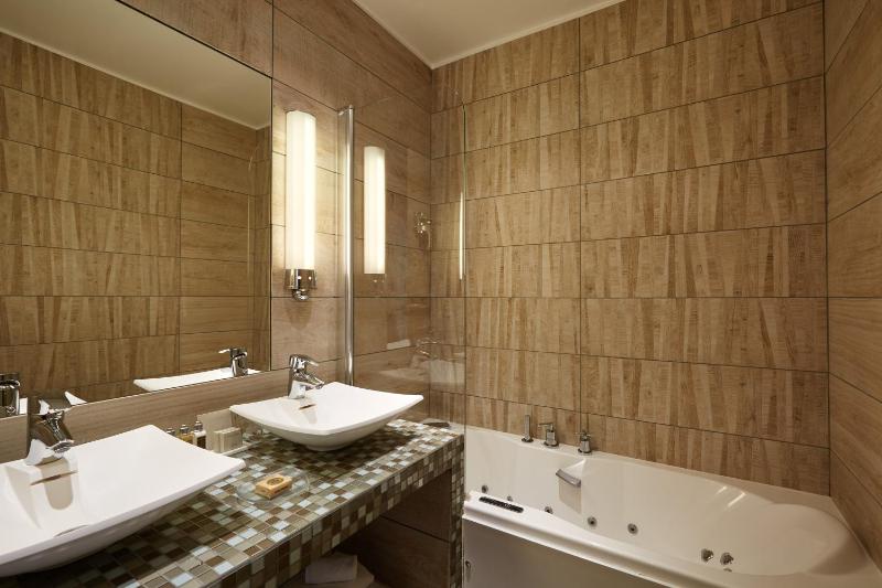 Deluxe Double or Twin Room image 3