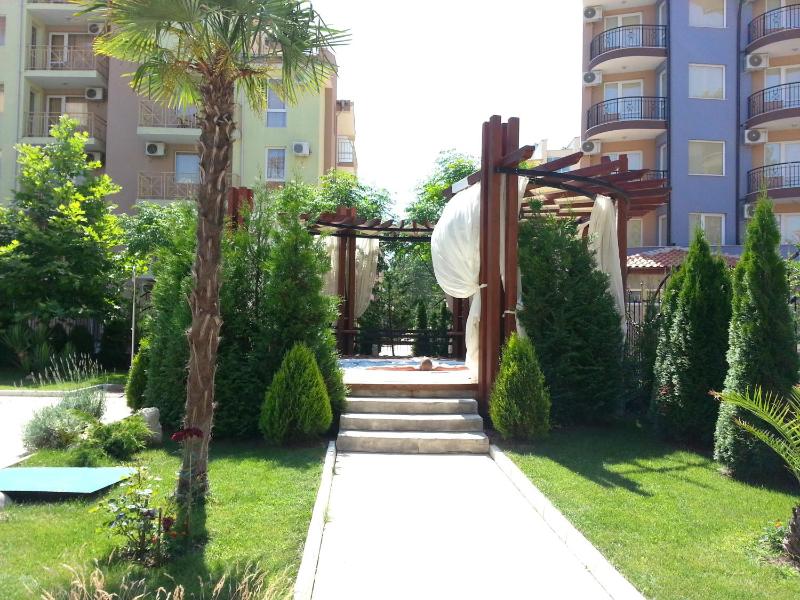 One-Bedroom Apartment with Pool View image 3