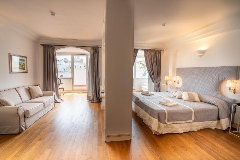 Suite with Balcony image 3