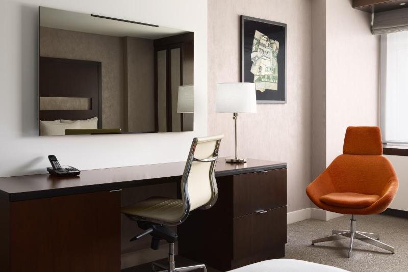 Deluxe King Room image 4