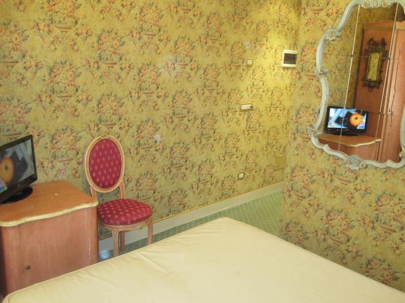 Small Double or Twin Room image 4