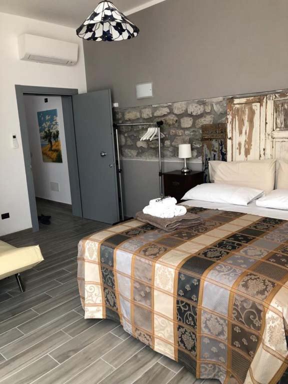 Large Double Room image 4