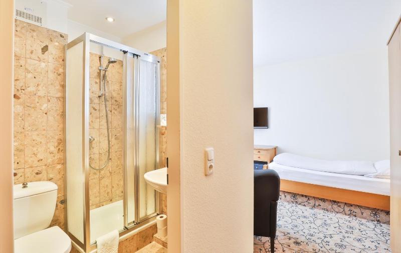 Single Room image 3