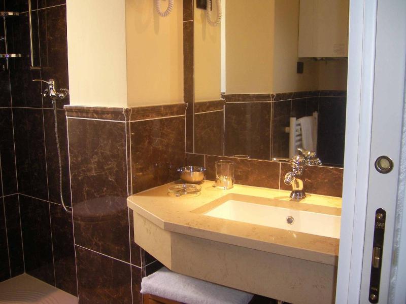 Double or Twin Room image 3