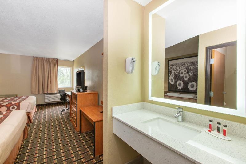 Queen Room with Two Queen Beds - Non-Smoking image 2