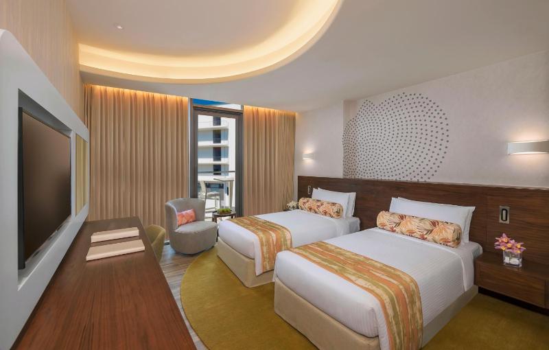 Deluxe Room with Balcony image 4