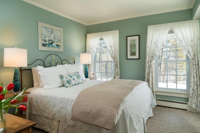 Double Room with Lake View image 4