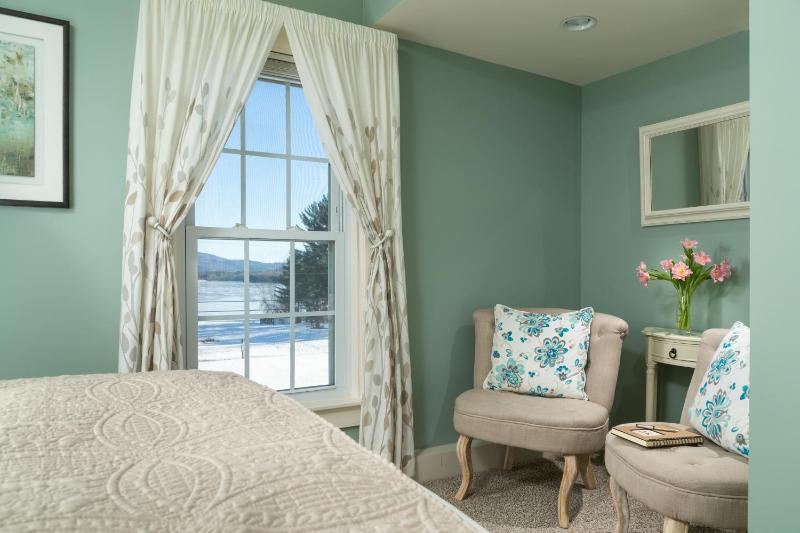 Double Room with Lake View image 1