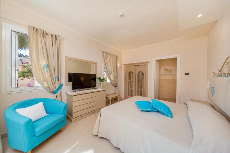 Prestige Two Bedroom Family Room with Partial Sea View image 4