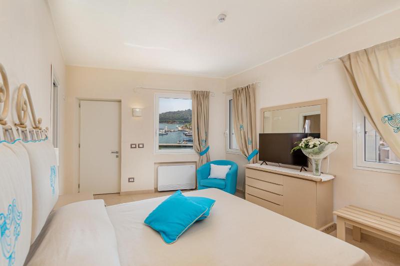 Prestige Two Bedroom Family Room with Partial Sea View image 3