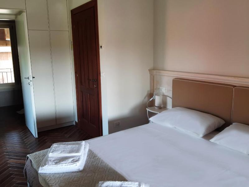Double or Twin Room with Private Bathroom image 3