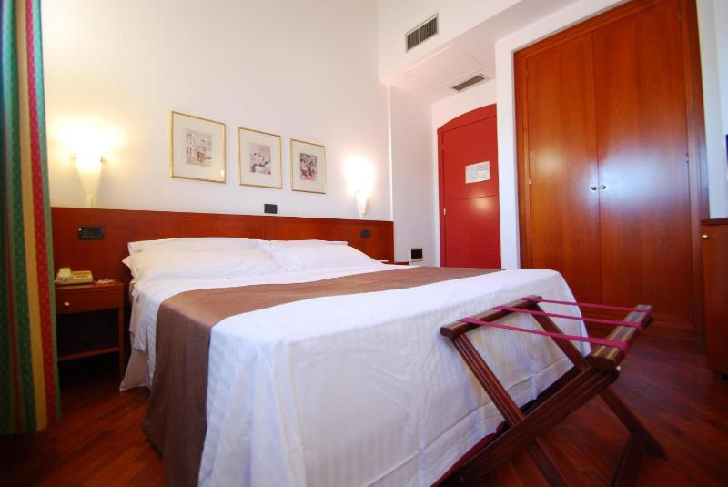 Classic Double or Twin Room (1 adult) image 3