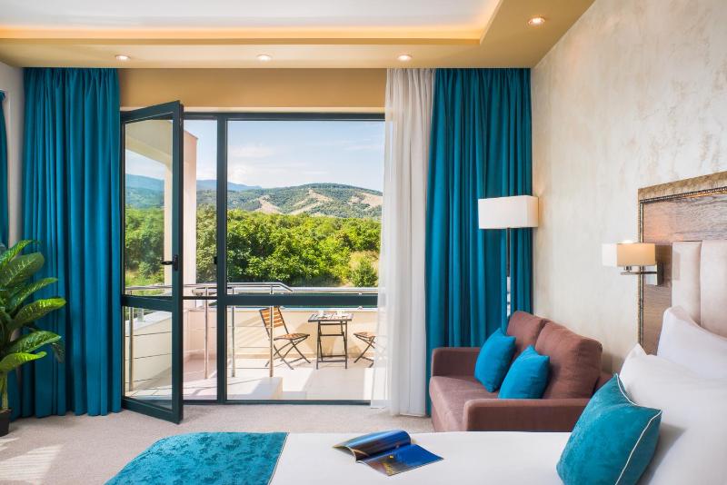 Standard Double Room with Balcony image 4