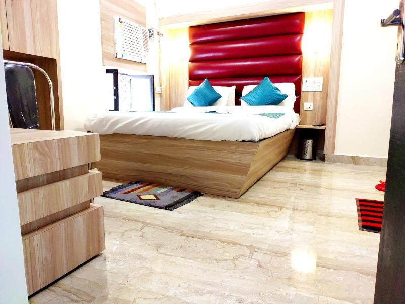 City Hotel - image 30