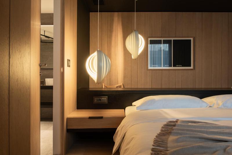 Deluxe Panoramic Double Room with City View image 2