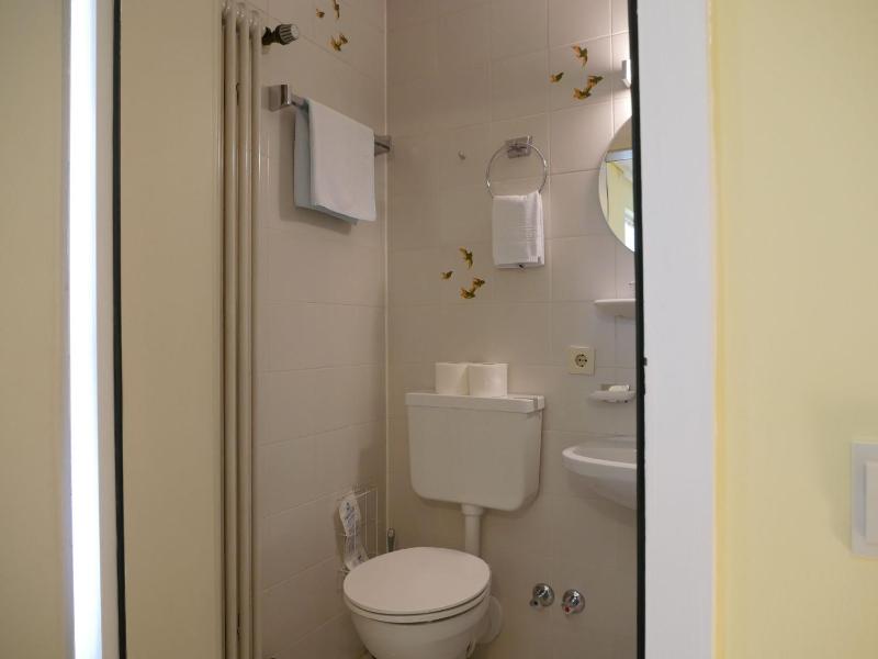 Single Room image 4