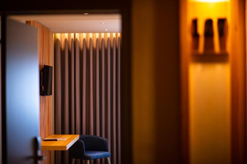 Double or Twin Room with Lateral Sea View image 3